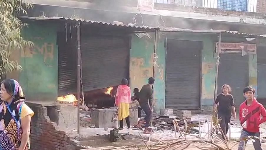 The dispute had begun when Kamala Yadav, a sweet shop owner allegedly burnt Bablu Paswan’s paan shop earlier.