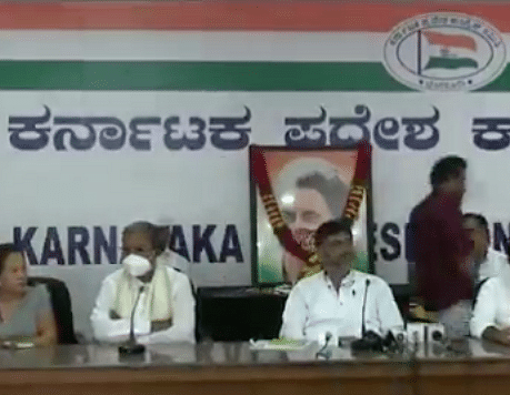 <div class="paragraphs"><p>KPCC Chief DK Shivakumar and former CM Siddaramaiah were left red-faced after they were heard  gossiping in front of a live mic.</p></div>