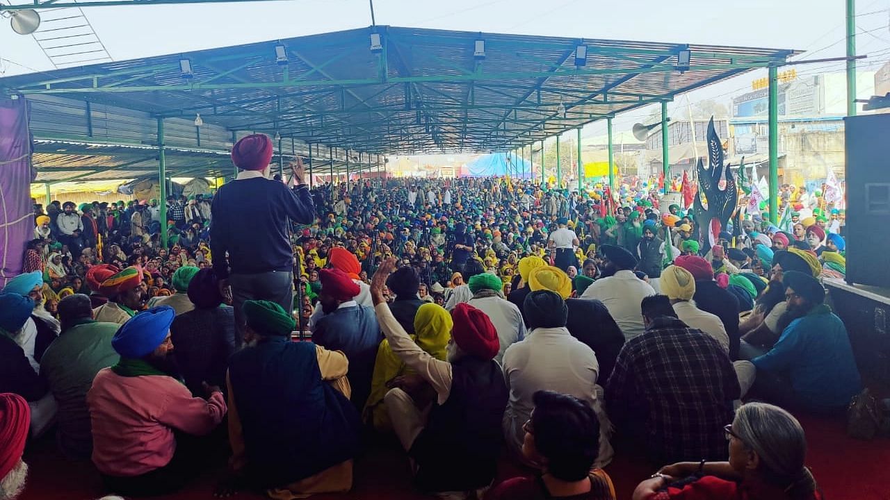 <div class="paragraphs"><p>1 Year of Farmers Protests LIVE News: Farmers gather at Singhu border to mark one year of the farmers' agitation against central governments' three farm reform laws, in New Delhi.</p></div>