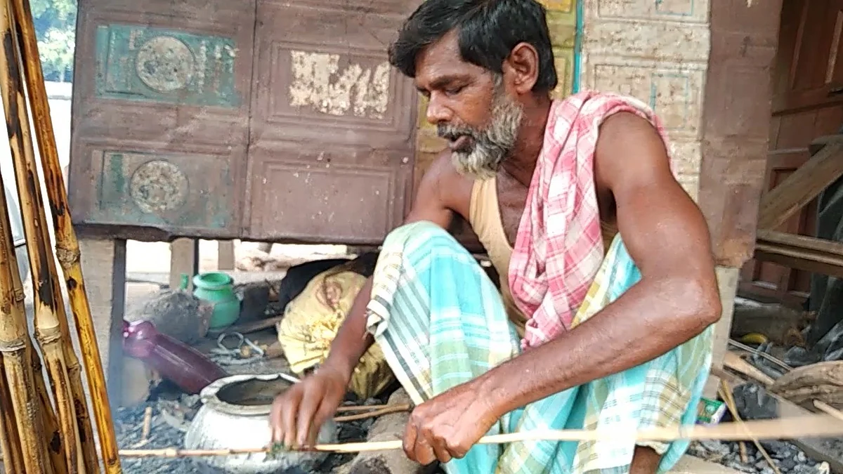 <div class="paragraphs"><p>An artisan at work</p></div>