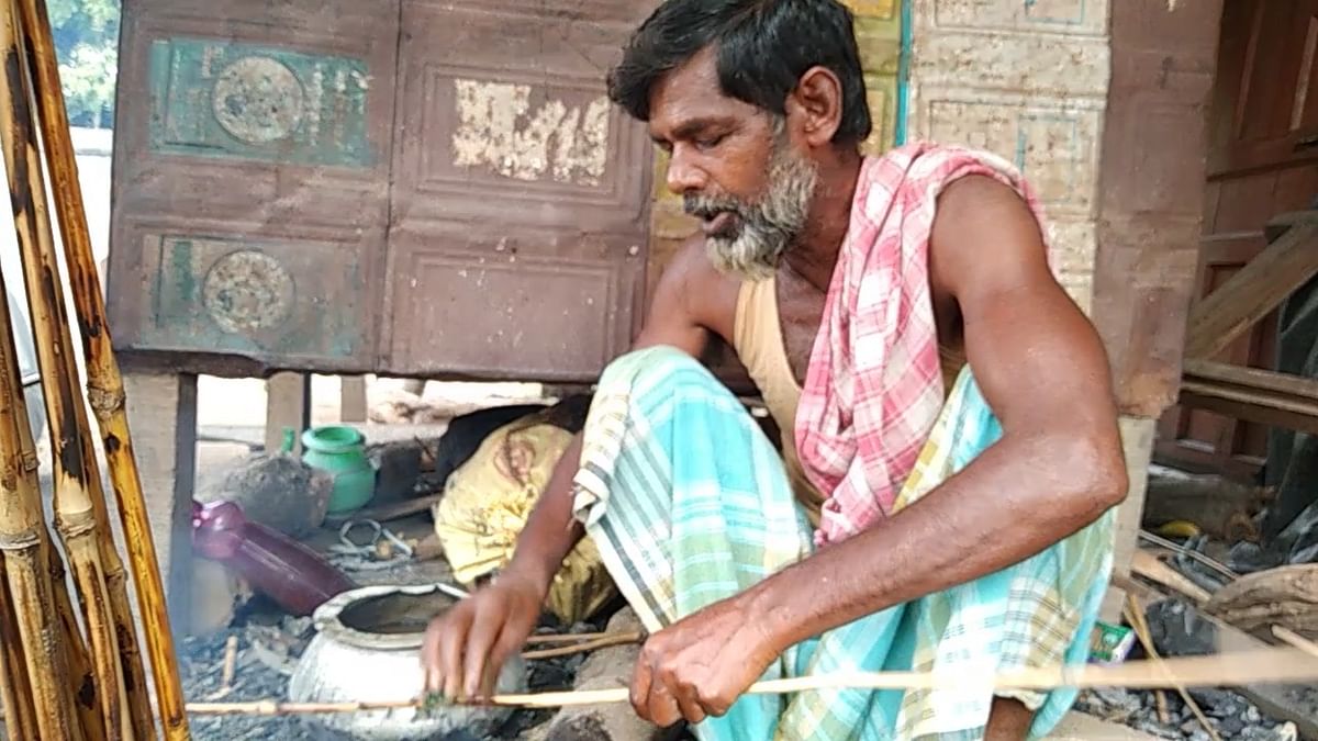 Artisans in the Rajnagar block of Birbhum district are waiting for the government to bail them out of poverty.