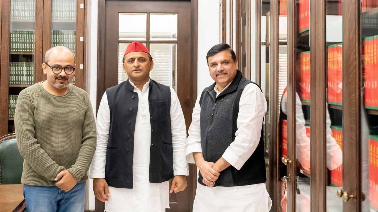<div class="paragraphs"><p>Aam Aadmi Party leader Sanjay Singh and Samajwadi Party chief Akhilesh Yadav held a meeting in Lucknow on Wednesday, 24 November. Following the meeting, Yadav tweeted, "A meeting, for change!"</p></div>