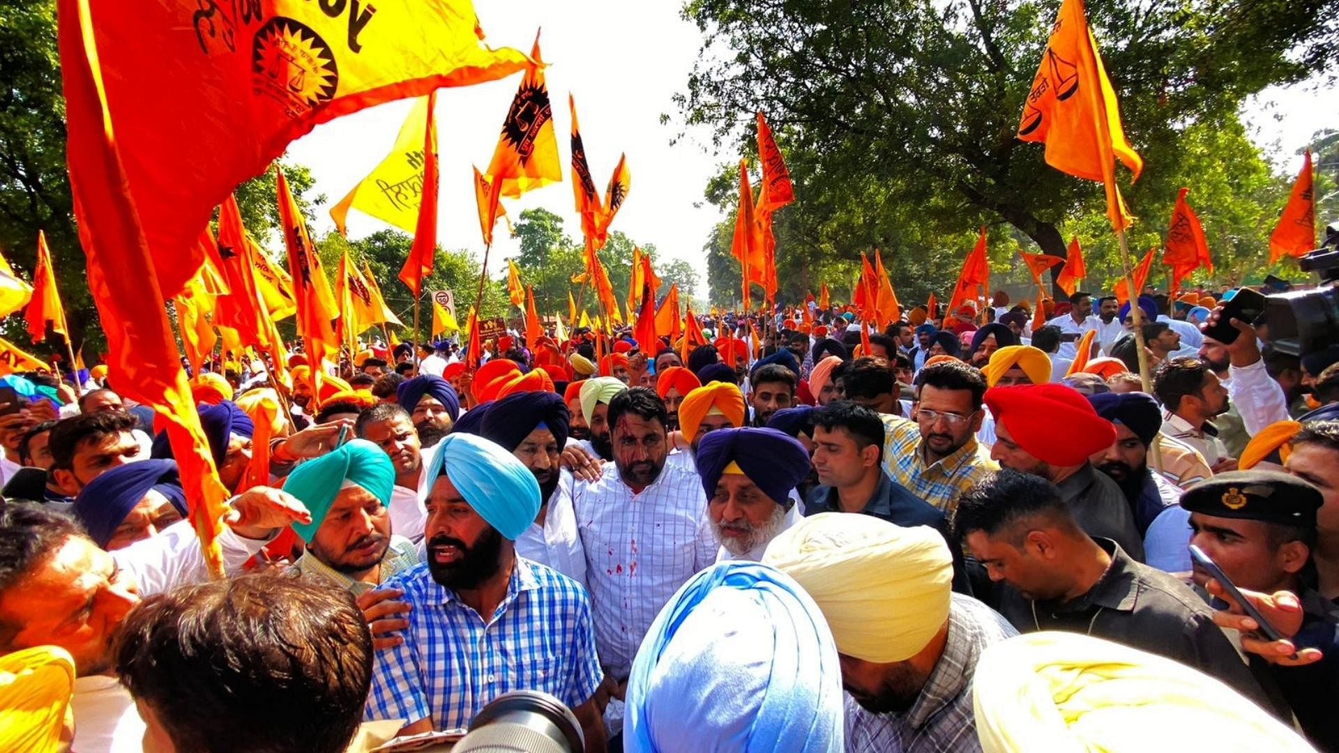 <div class="paragraphs"><p>Shiromani Akali Dal (SAD) chief Sukhbir Singh Badal along with other party leaders protested outside Punjab Chief Minister Charanjit Singh Channi's residence.</p></div>