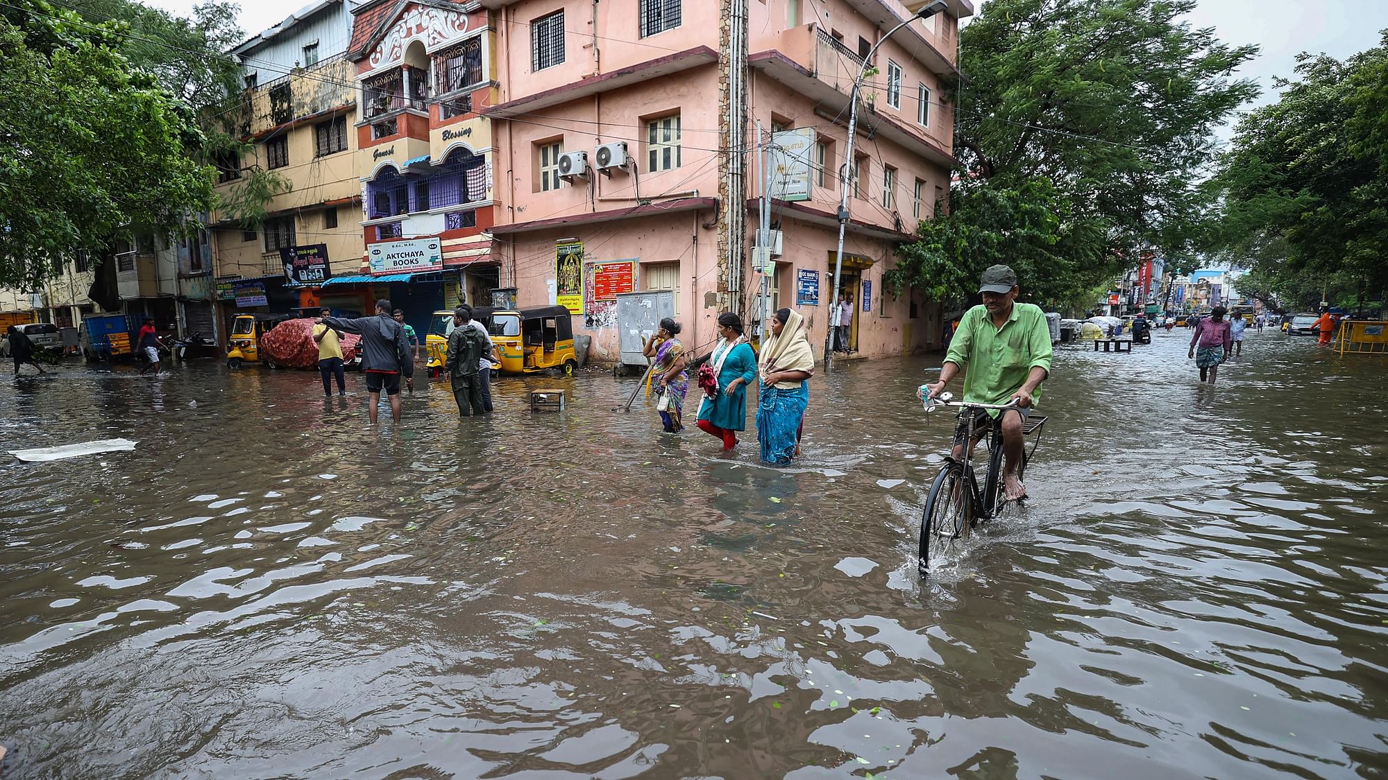 <div class="paragraphs"><p>Chennai: Commuters wade through a waterlogged area following heavy rain, 11 November.</p></div>