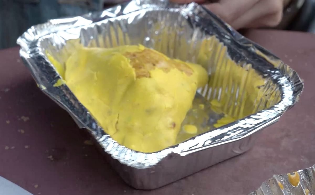 Competing girls try Mango, Paan, Blueberry, Pasta, Chilly Potato, and many other such samosas.