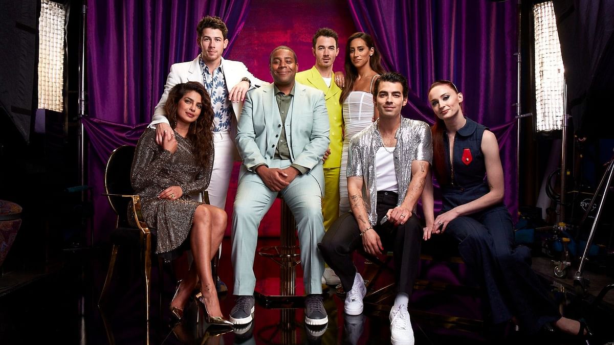 <div class="paragraphs"><p>Priyanka Chopra and Nick Jonas with the rest of the Jonas family and the host of the Netflix 'Jonas Brothers Family Roast'.</p></div>