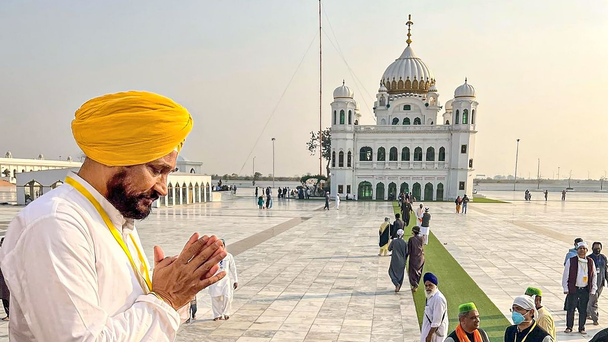 <div class="paragraphs"><p>Punjab Chief Minister Charanjit Singh Channi on Thursday, 18 November, led a 15-member <em>jatha</em>&nbsp;and paid obeisance at the Gurdwara Darbar Sahib.</p></div>