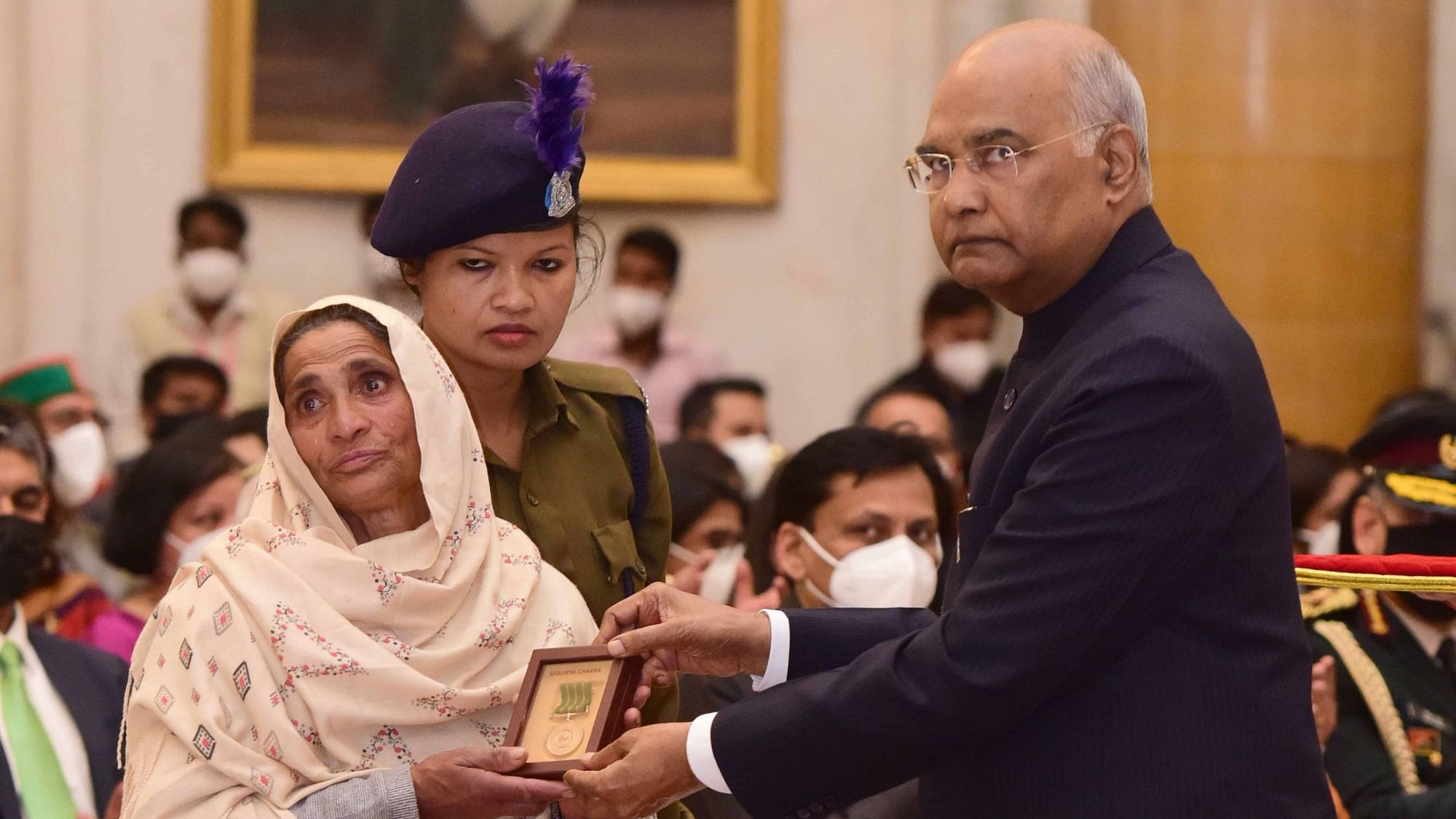 <div class="paragraphs"><p>Mother of Jammu and Kashmir Special Police Officer Bilal Ahmad Magray was overcome with grief and broke down as she received the Shaurya Chakra, the country's third-highest gallantry award for peacetime on behalf of her late son on Wednesday, 24 November.</p></div>