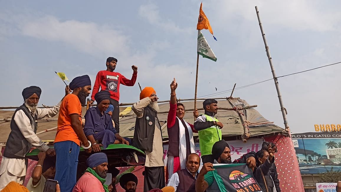 <div class="paragraphs"><p>Farmers celebrate after Prime Minister Narendra Modi announced the repealing of the three Central farm laws, at Singhu Border in New Delhi, Friday, 19 November.</p></div>