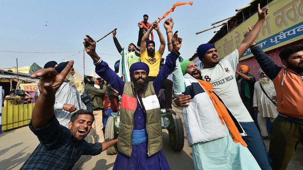 <div class="paragraphs"><p>Farmers celebrate after Prime Minister Narendra Modi announced the repealing of the three Central farm laws, at Singhu Border in New Delhi, Friday, 19 November.</p></div>