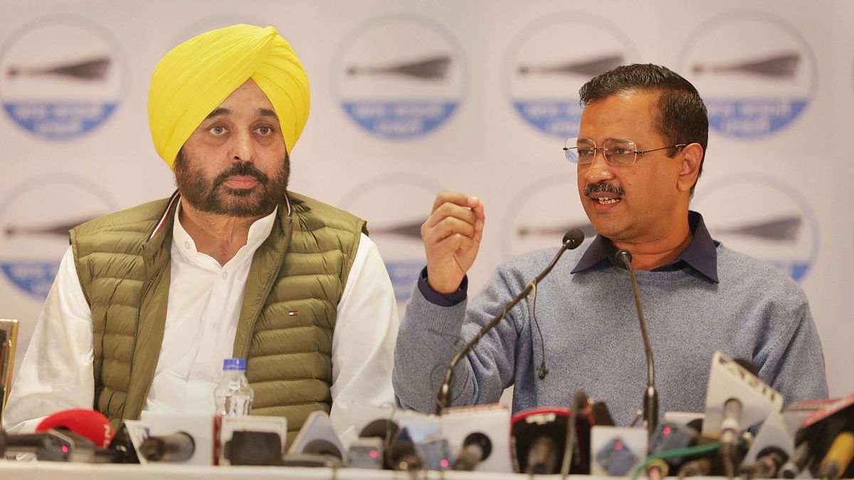 <div class="paragraphs"><p>Aam Aadmi Party (AAP) Convener Arvind Kejriwal and AAP state chief Bhagwant Mann (L) address a press conference in Amritsar.</p></div>