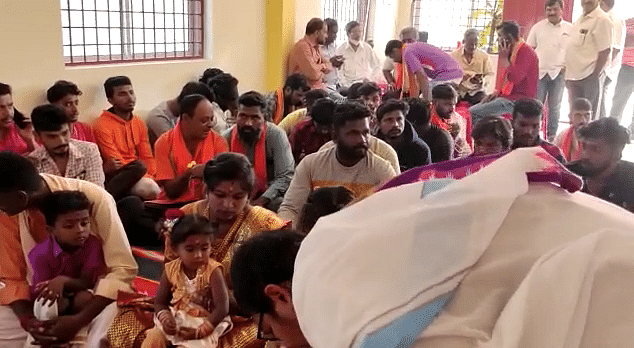 <div class="paragraphs"><p>Nine people and their families belonging to the Christian community converted to Hinduism in the presence of Hindu groups like Bajrang Dal and Vishwa Hindu Parishad in Karnataka's Badravathi on Monday, 26 January.</p></div>