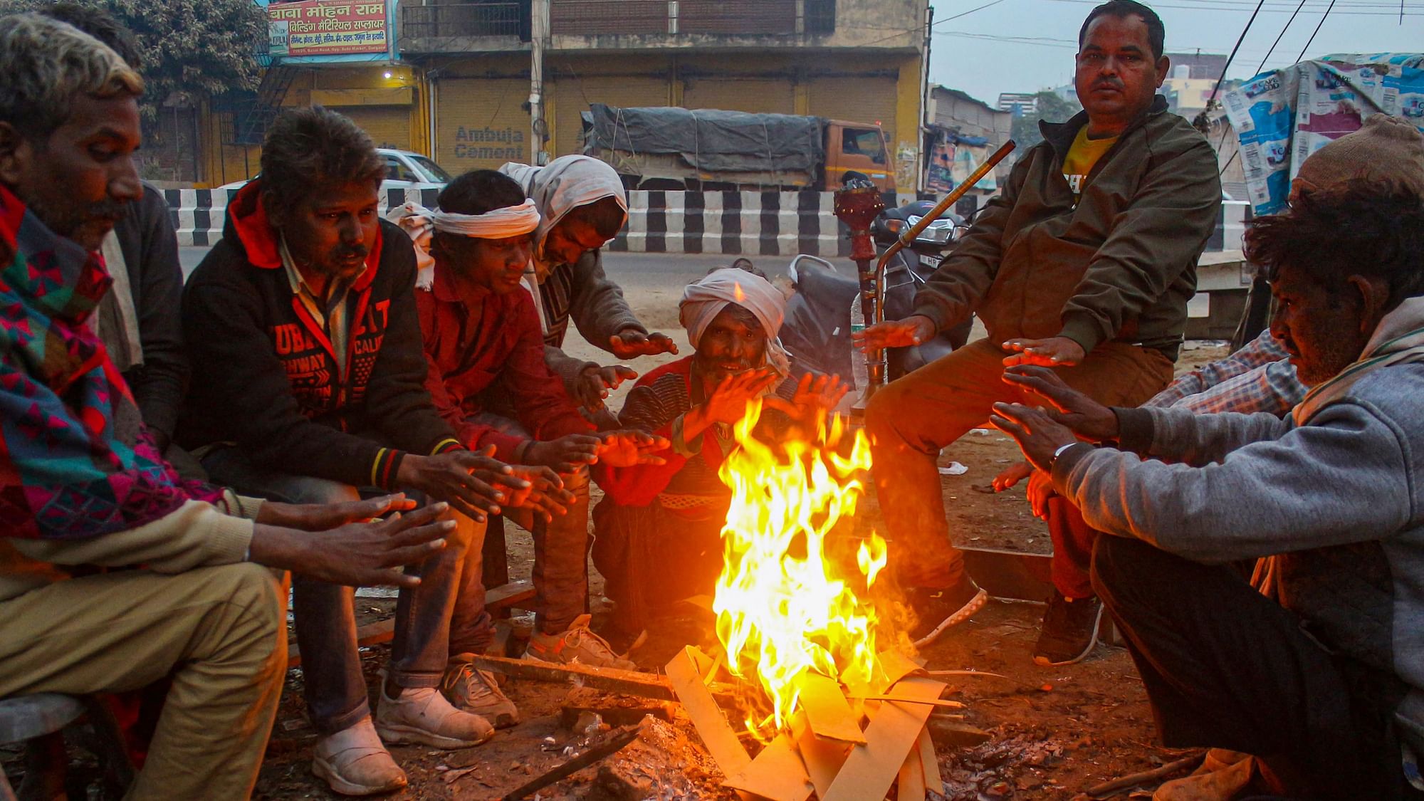 <div class="paragraphs"><p>People sit around a bonfire to warm themselves on a winter morning. Image used for representative purposes.&nbsp;</p></div>