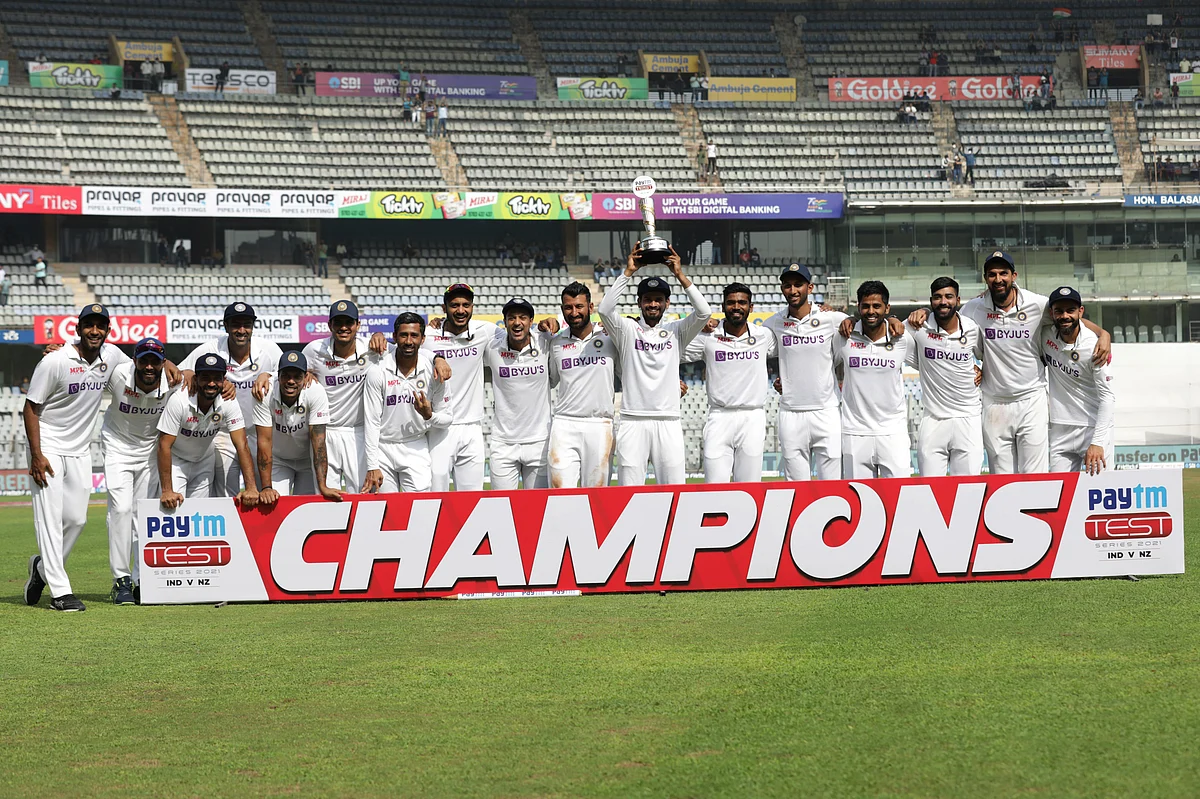 <div class="paragraphs"><p>India players pose for picture with trophy after the Mumbai Test</p></div>