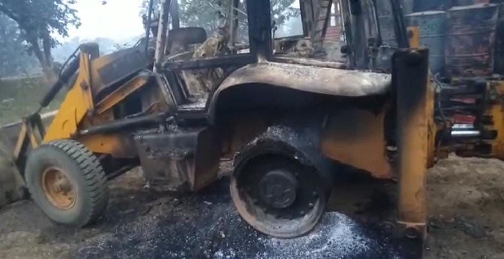 <div class="paragraphs"><p>Maoists set ablaze multiple construction vehicles in Balaghat in 3 separate incidents in a week.</p></div>