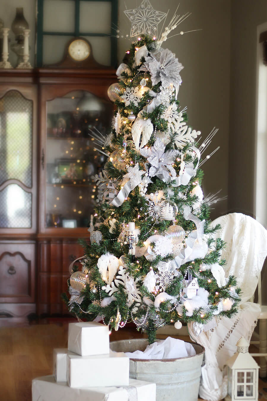 Transform your living room with these 10 beautiful Christmas tree decoration Ideas for Christmas 2021