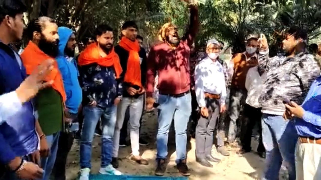 <div class="paragraphs"><p>Members belonging to right wing outfits on Friday, 17 December disrupted namaz in Udhyog Vihar phase 5, when they heckled people who were present at the site to offer their prayers into raising slogans like Bharat Mata ki Jai" and "Hindustan Zindabad."</p><p><br></p></div>