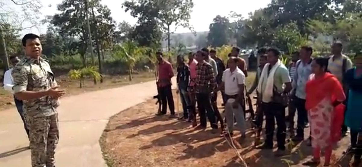 Hundreds of Sahayak Arakshaks laid down arms and protested in the Maoist-dominated area.