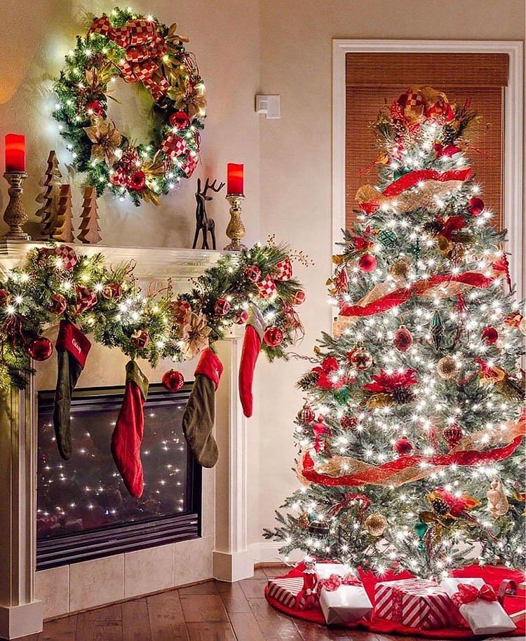 How to Create a Christmas Tree Vignette in Your Home
