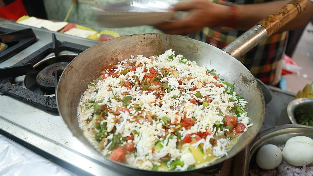 <div class="paragraphs"><p>Extra cheese and shredded boiled egg.</p></div>