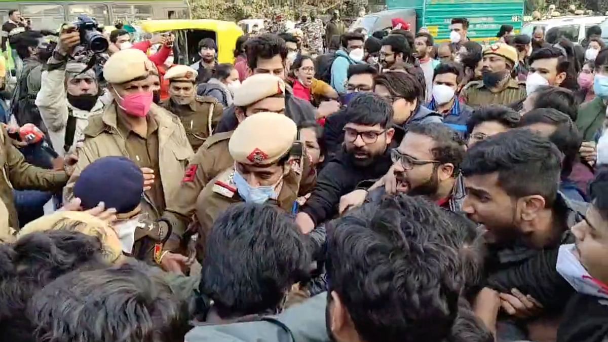 'Black Day': Delhi Police Detains Protesting Doctors, Logs Rioting Case