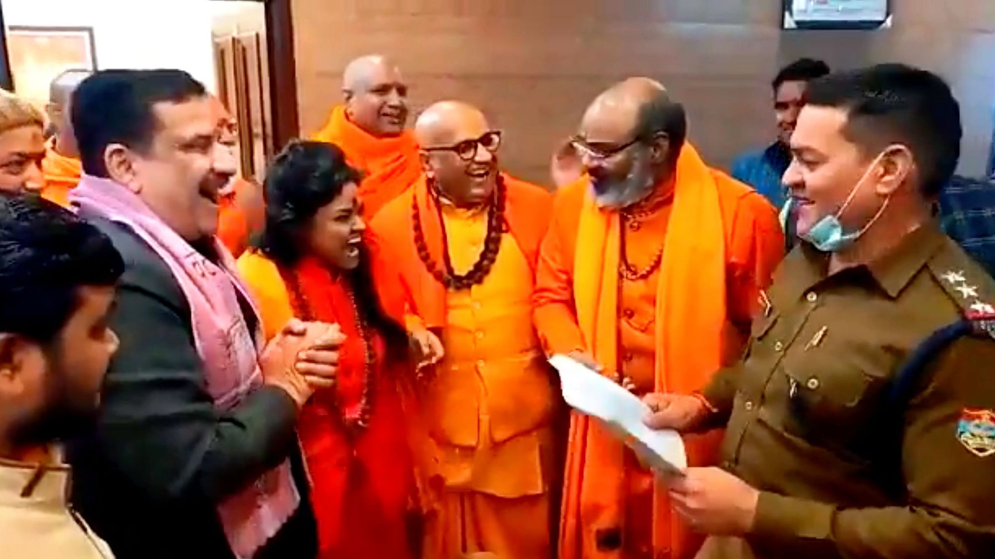 <div class="paragraphs"><p>A new video has surfaced where Hindutva leaders can be seen bursting into laughter, as Yati Narsinghanand clarifies to Annapurna Maa, that there is no bias, “he (police) will be on our side”</p></div>
