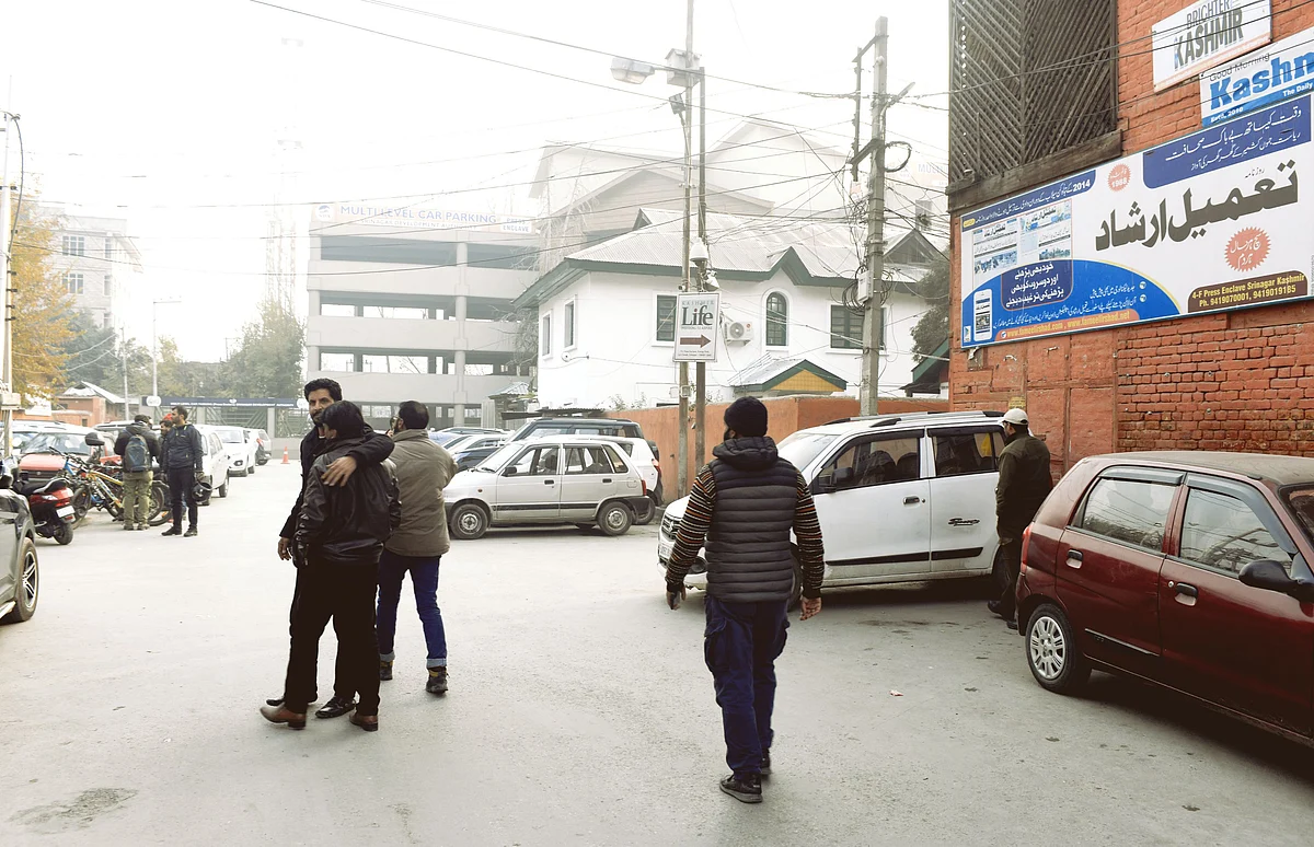 <div class="paragraphs"><p>Civilians at the Srinagar Press Enclave. </p></div>