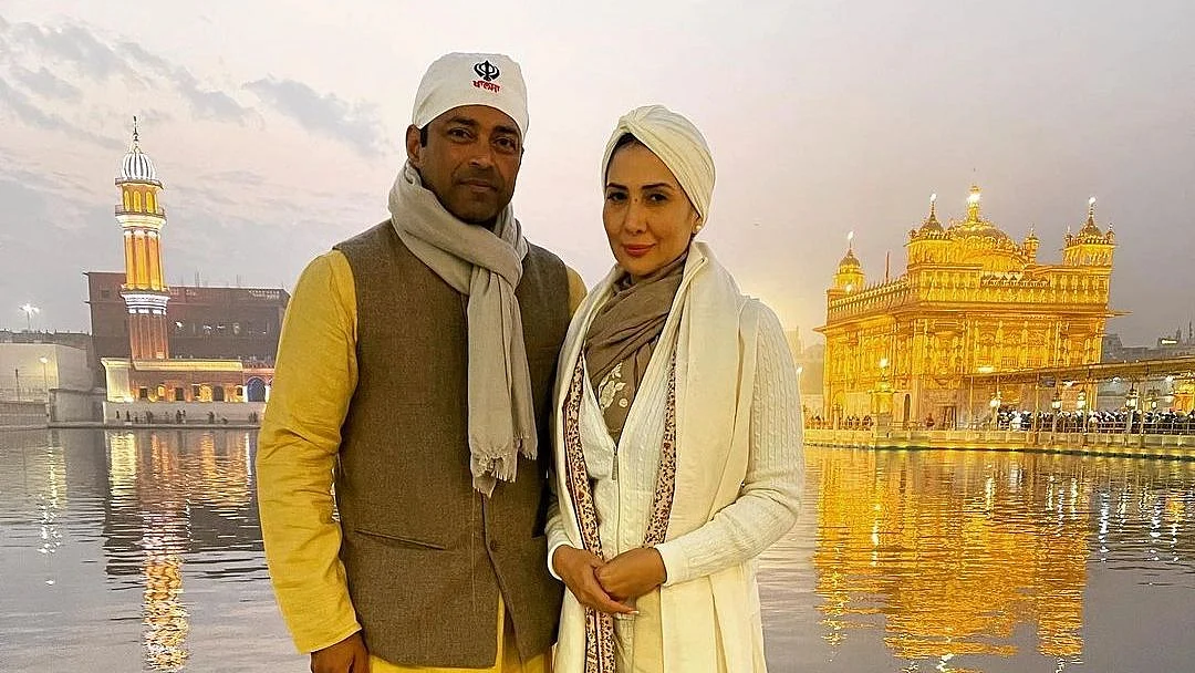 <div class="paragraphs"><p>Kim Sharma and Leander Paes visit the Golden Temple.</p></div>