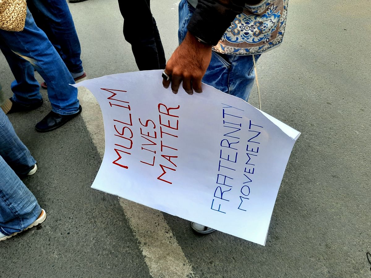 <div class="paragraphs"><p>Protesters marched with placards till the Uttarakhand Sadan, which was barricaded by the police.&nbsp;</p></div>
