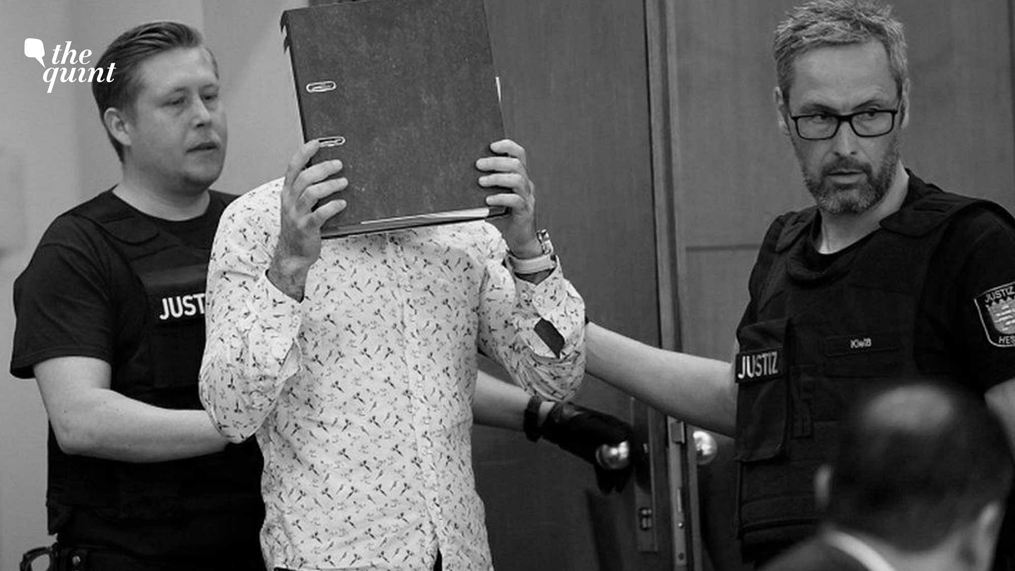 <div class="paragraphs"><p>Taha Al-J., hiding his face with a folder, in a court in Frankfurt.&nbsp;</p></div>