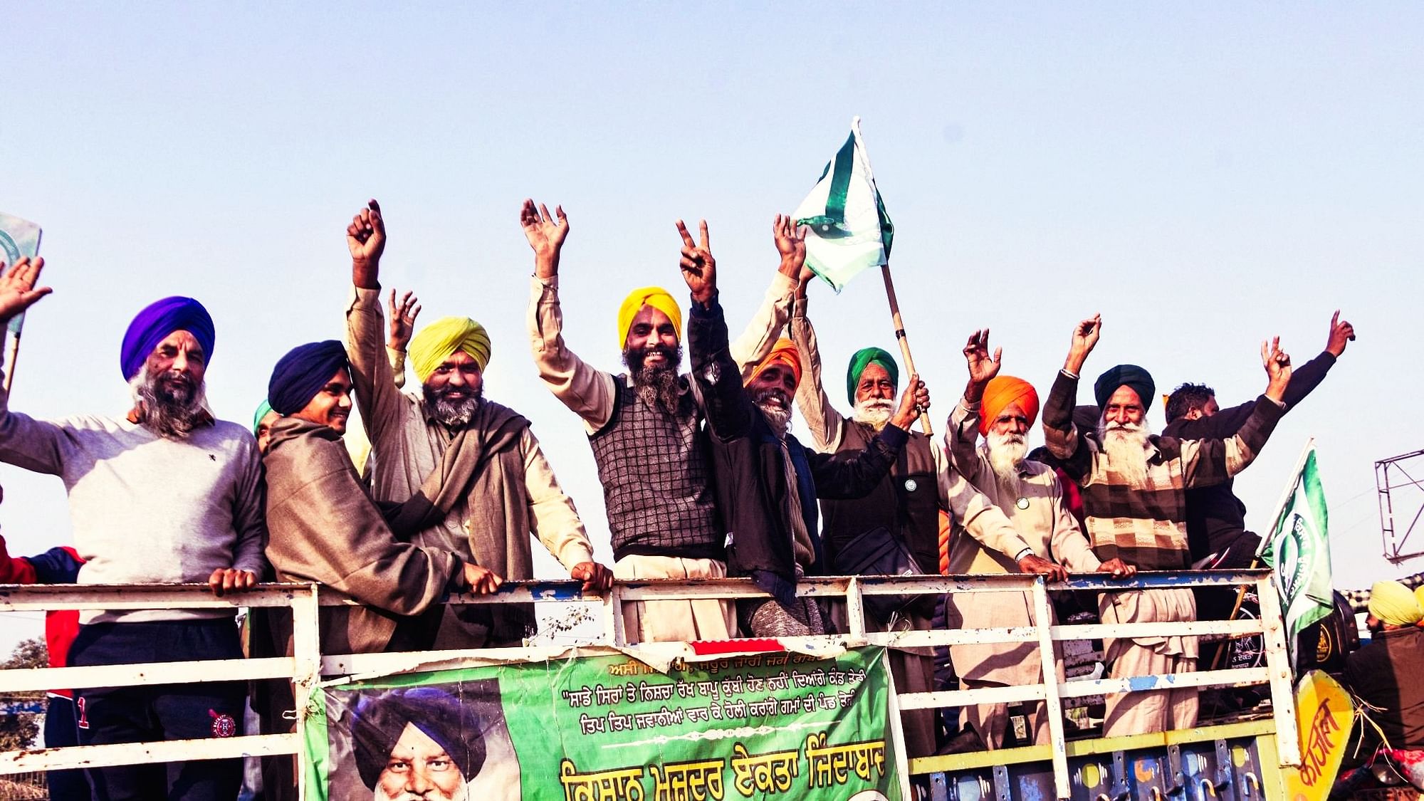 <div class="paragraphs"><p>Farmers flash the victory sign as they leave the Singhu border. Photo for representation.&nbsp;</p></div>