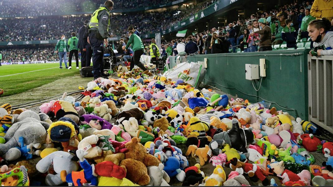 Real Betis' fans donated thousands of stuffed toys so that underprivileged kids would get gifts for Christmas.