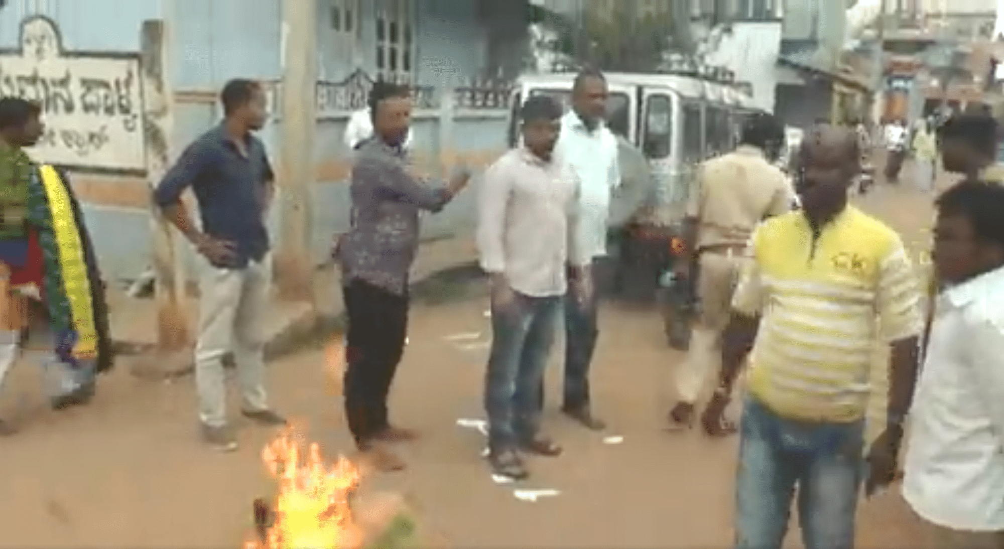 <div class="paragraphs"><p>Right-wing activists set fire to Christian religious booklets in Karnataka's Kolar</p></div>
