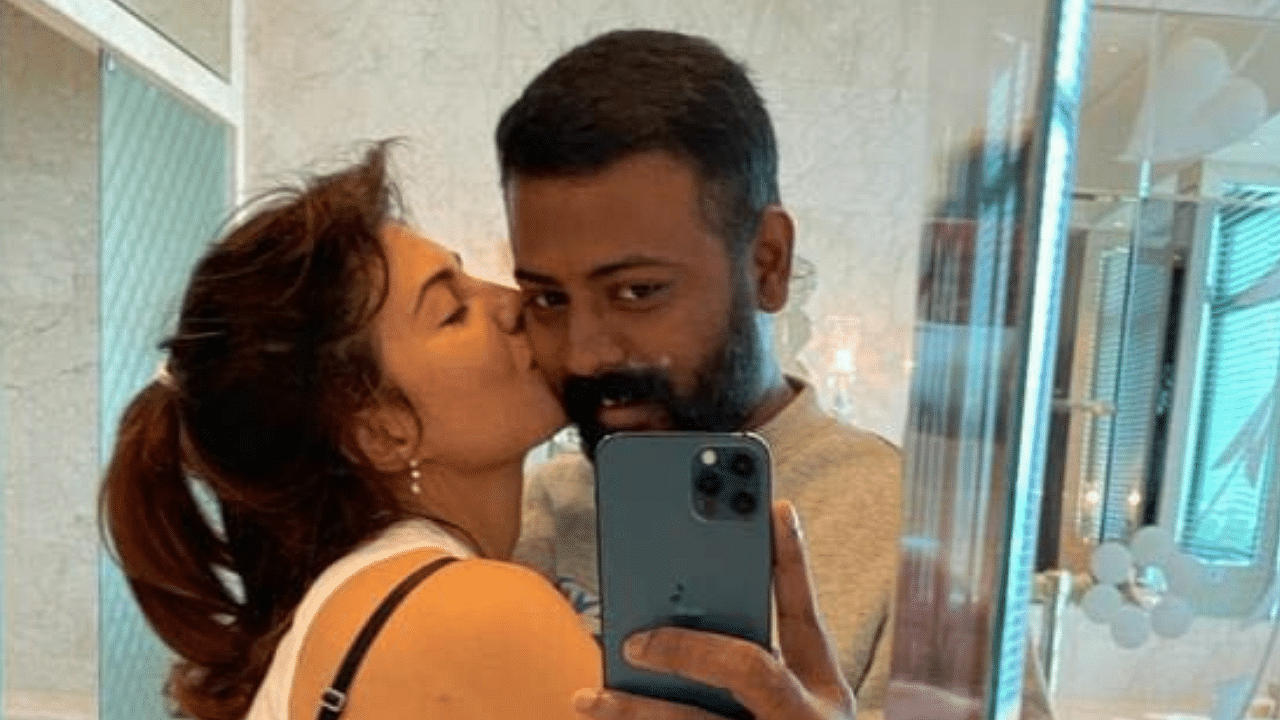 <div class="paragraphs"><p>This picture of Jacqueline Fernandez and Sukesh Chandrasekhar was shared by a news portal.</p></div>