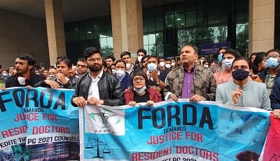 <div class="paragraphs"><p>Members of the medical fraternity have been protesting against the delay in NEET-PG counselling and the <a href="https://www.thequint.com/news/india/resident-doctors-march-towards-supreme-court-halted-doctors-detained-by-police#read-more">police crackdown</a> on the doctors' agitation in Delhi on Monday, 27 December.</p></div>