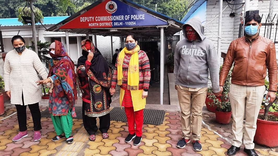 <div class="paragraphs"><p>Delhi Police on Saturday, 22 January, arrested a 30-year-old woman for allegedly trying to sell her one-month old baby girl for cash. The police also arrested those who brokered the deal and busted a child trafficking ring.</p></div>