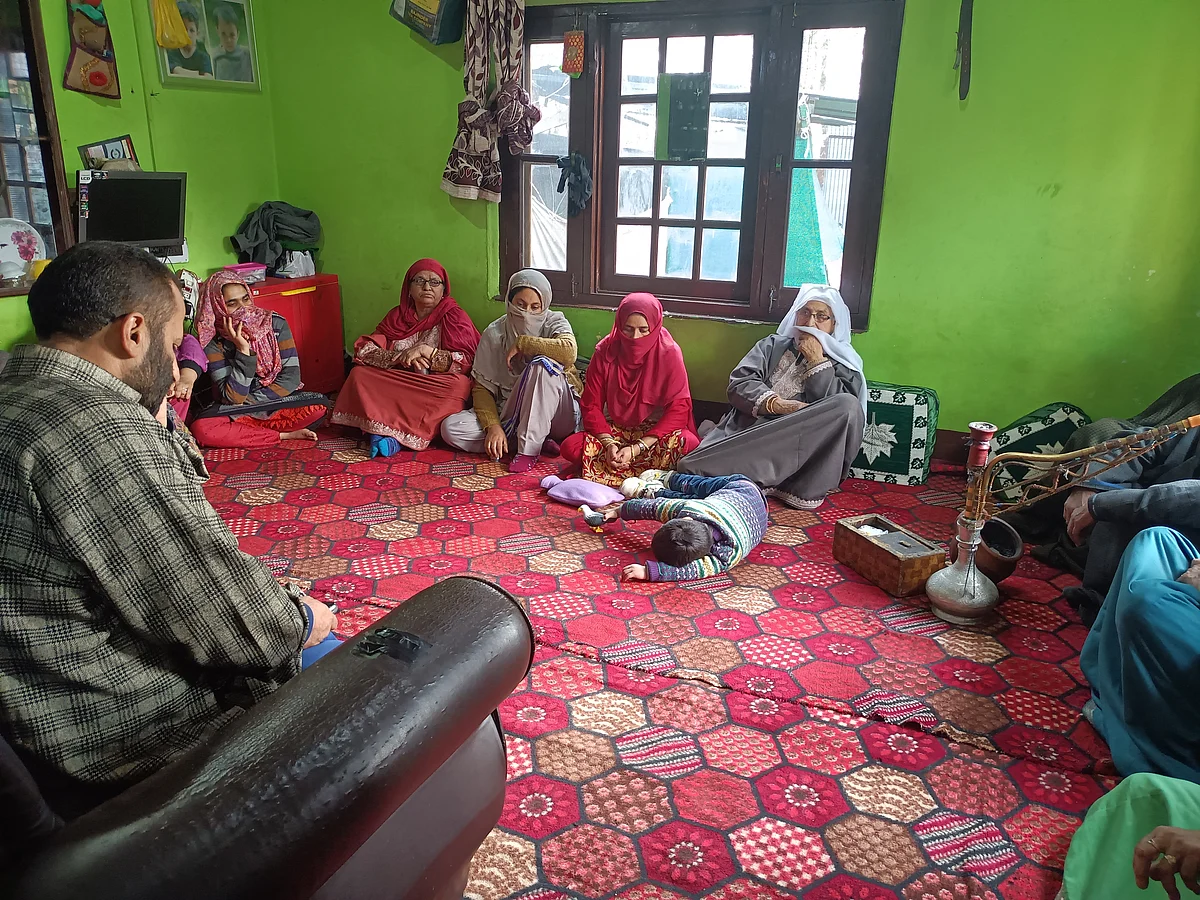 <div class="paragraphs"><p>Arshid Paul's family sitting together.</p></div>
