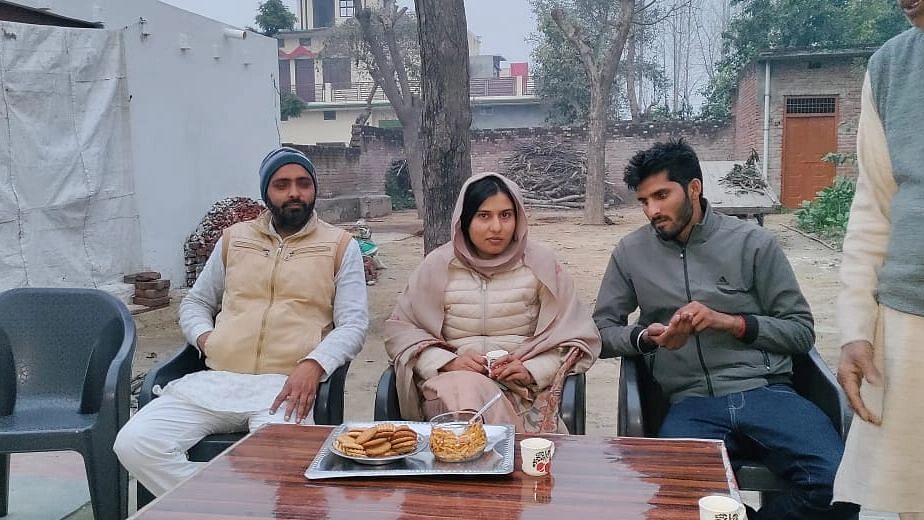 <div class="paragraphs"><p>Iqra Hasan (centre) has been leading the campaign for her brother in UP.</p></div>