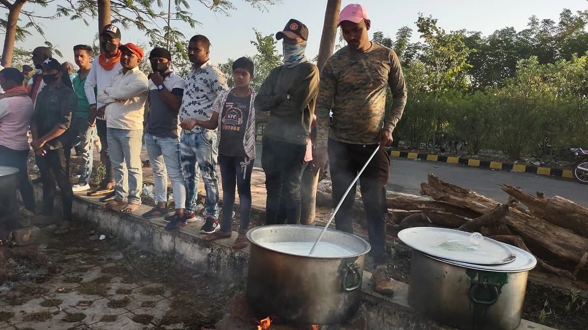 <div class="paragraphs"><p>Following the Delhi farmers protest, the farmers of Raipur, Chhattisgarh have gathered together with all preparations and are reluctant to call it a day unless their demands are met. </p></div>