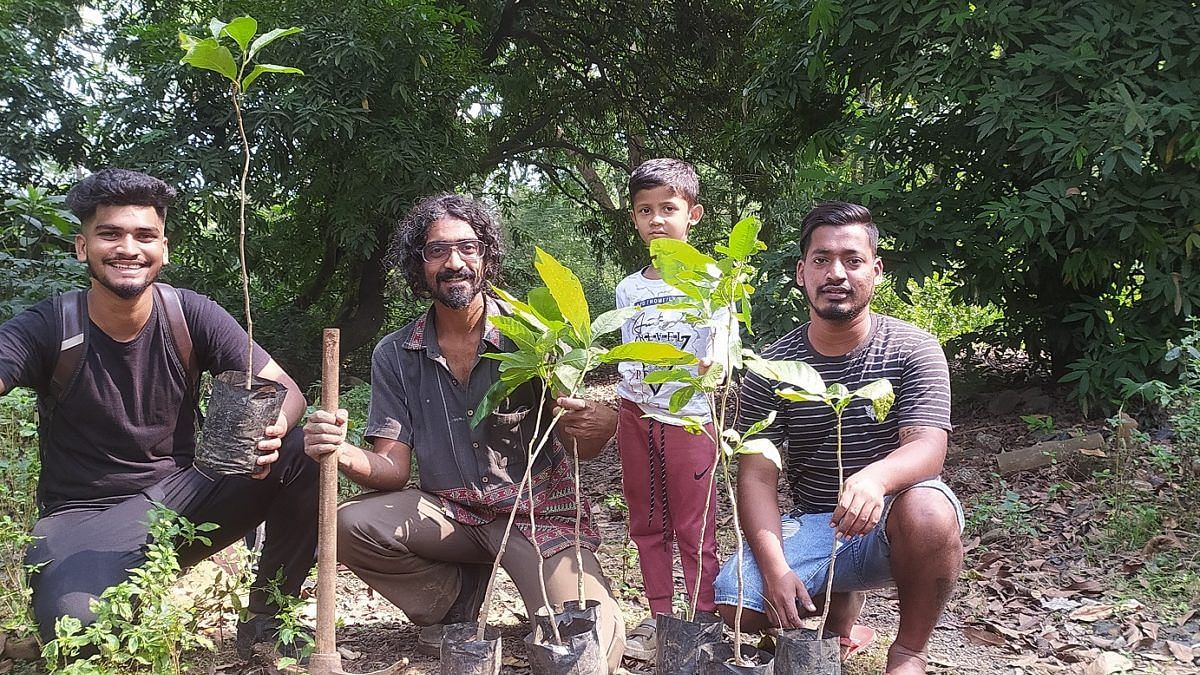 <div class="paragraphs"><p><em>A citizen’s group is undertaking plantation of the mahua tree for its varied benefits</em></p></div>