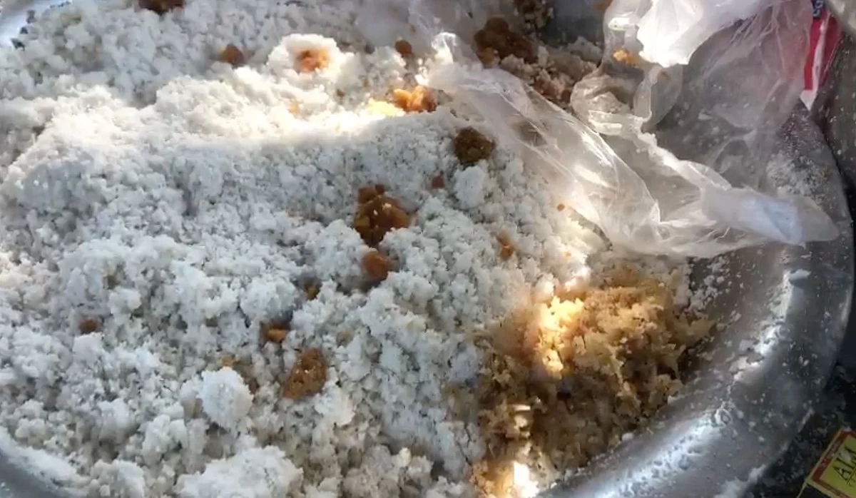 <div class="paragraphs"><p>Rice powder, jaggery and coconut.</p></div>