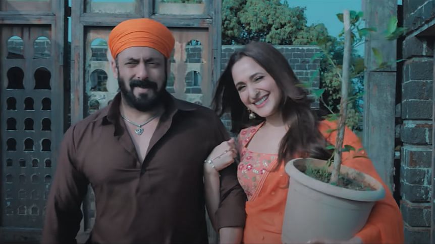 <div class="paragraphs"><p>Pragya Jaiswal and Salman Khan in the music video 'Main Chala'.</p></div>