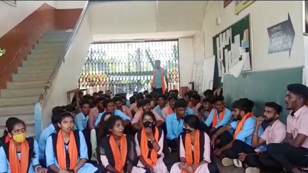 <div class="paragraphs"><p>Around 50 students of a state-run degree college in Karnataka’s Koppa taluk wore saffron-coloured scarves as a way of protesting against Muslim women wearing hijab in classrooms on Tuesday, 4 January.</p></div>