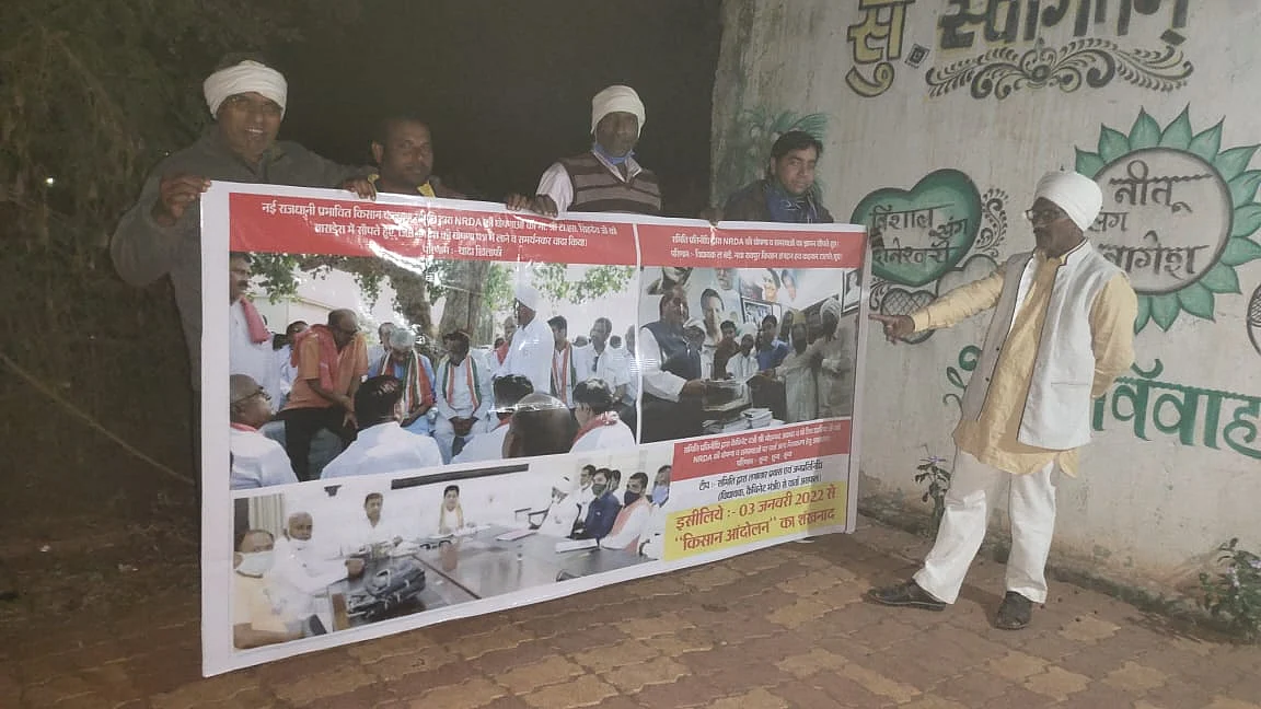 <div class="paragraphs"><p>Farmers showing banner with photos of Congress leaders supporting their fight while they were in opposition. </p></div>