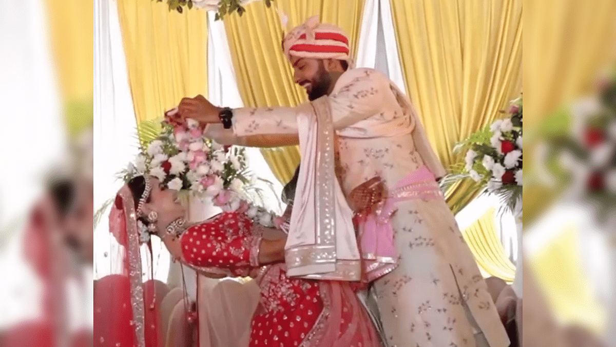 Bride’s Flexibility During Garland Exchange Reminds Netizens of ‘The Matrix’