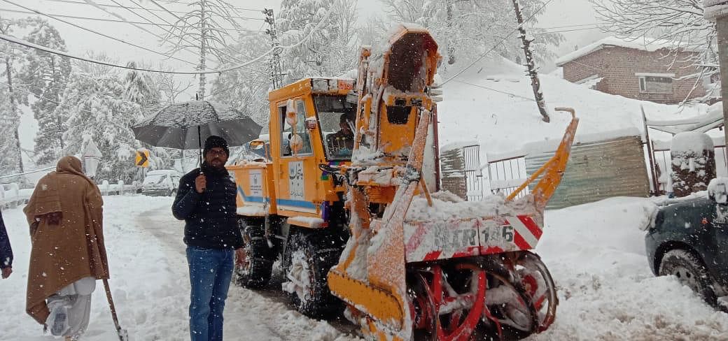 <div class="paragraphs"><p>Snow being cleared off the road that tourists were using to go to Murree.&nbsp;</p></div>