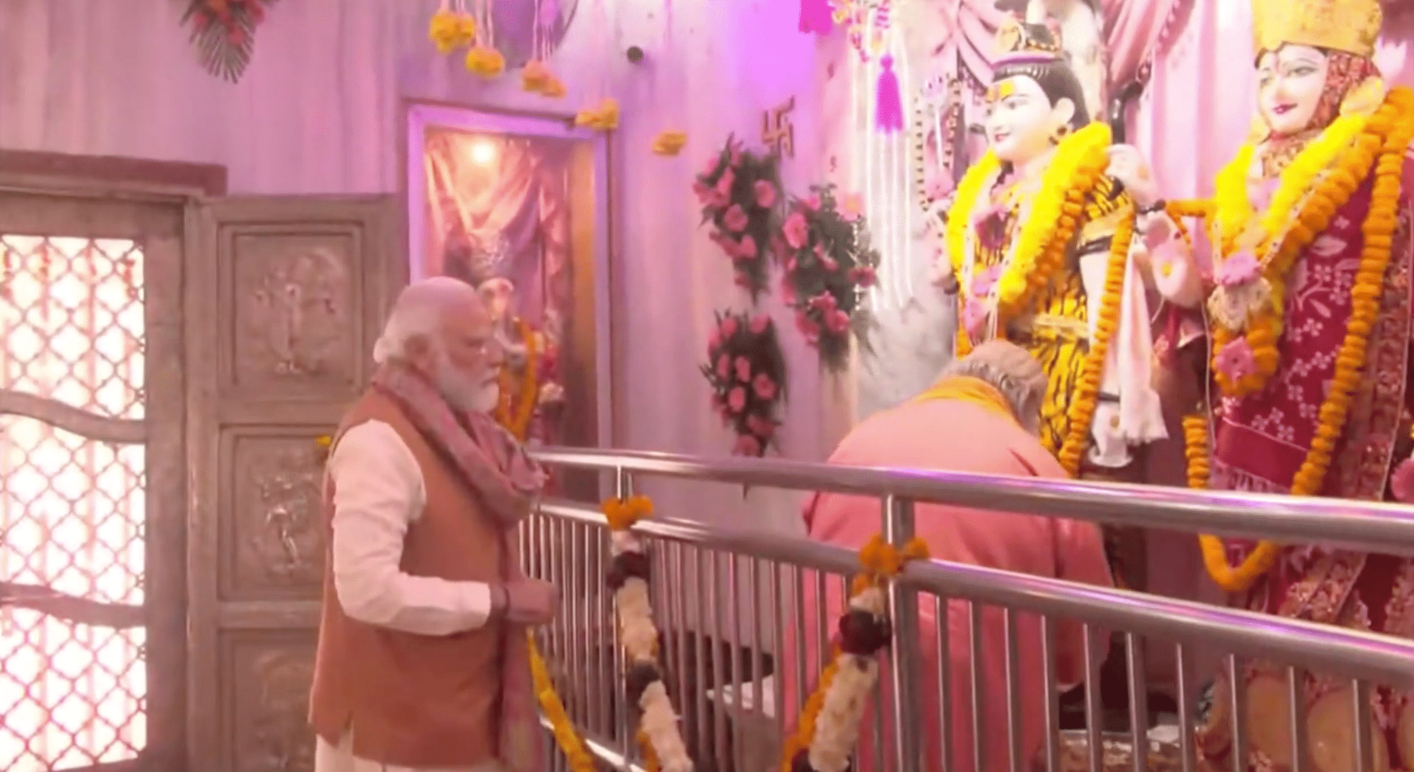<div class="paragraphs"><p>Prime Minister Narendra Modi offered prayers at the Kali Paltan temple in Uttar Pradesh's Meerut.</p></div>