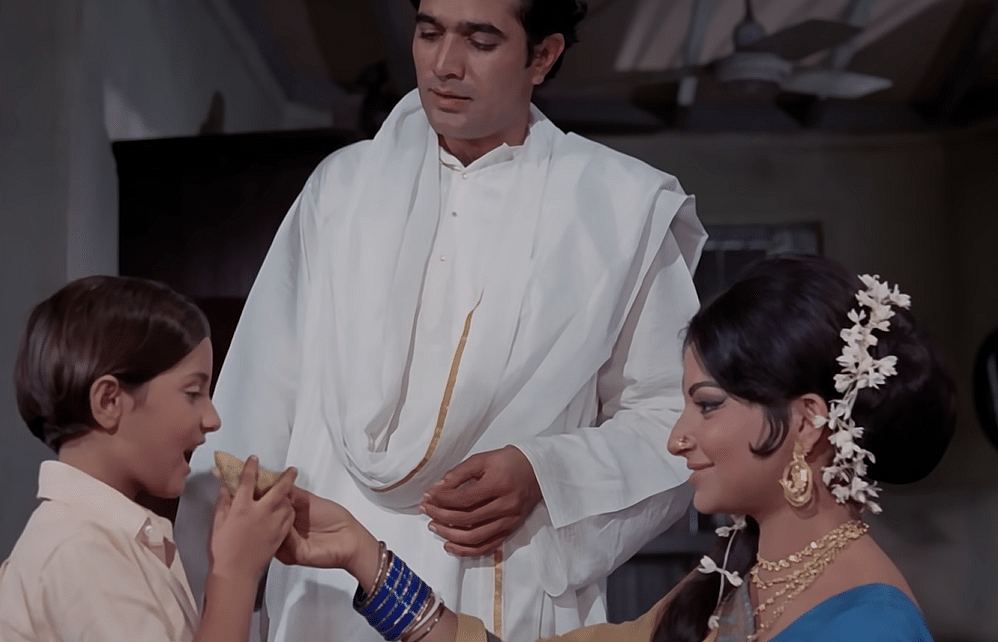 'Amar Prem' is all about its plot, music, and Pushpa (I hate tears).