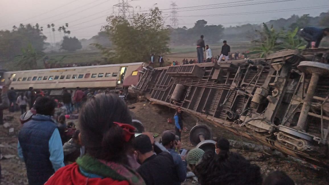 <div class="paragraphs"><p>The Guwahati-Bikaner Express derailed near Domohani in North Bengal on Thursday.</p></div>