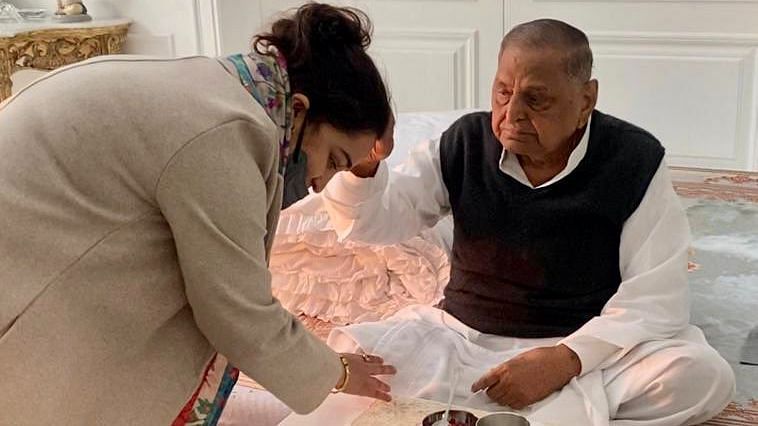 <div class="paragraphs"><p>Bharatiya Janata Party (BJP) leader Aparna Yadav met her father-in-law and former Uttar Pradesh chief minister <a href="https://www.thequint.com/news/webqoof/mulayam-singh-yadav-statement-from-2015-shared-now-fact-check">Mulayam Singh Yadav</a> on Sunday, 23 January.</p></div>